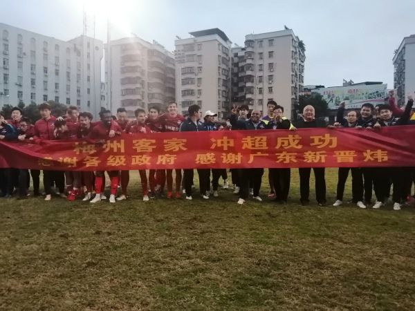 26年后;旧情人再度同框 刘青云袁咏仪竟;为钱反目26日，献礼改革开放40周年伟人传记题材电影《出山》在广西南宁举行发布会，导演王坪携主演卢奇、安荣生、王岚、吴玉盛以及影片主要投资方广西天昌投资有限公司董事长陈耀宗等出席活动